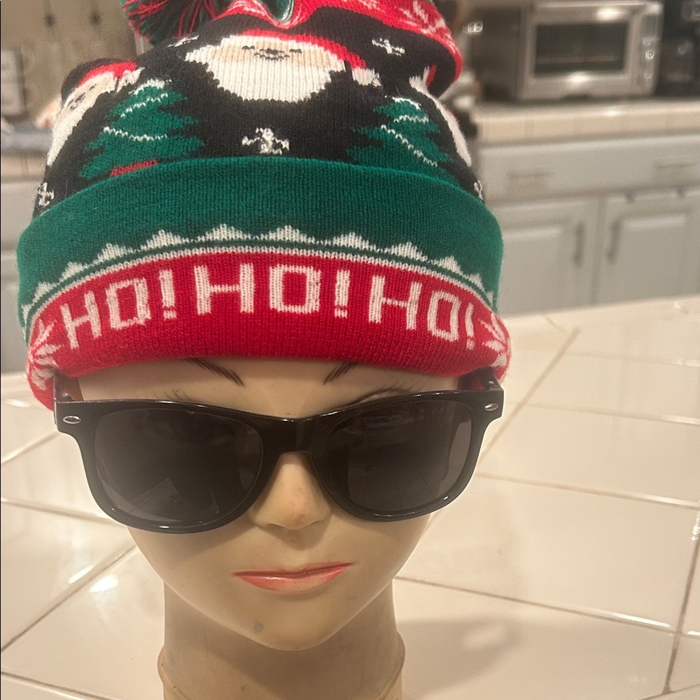 NWT Festive Santa Knit Hat that lights up